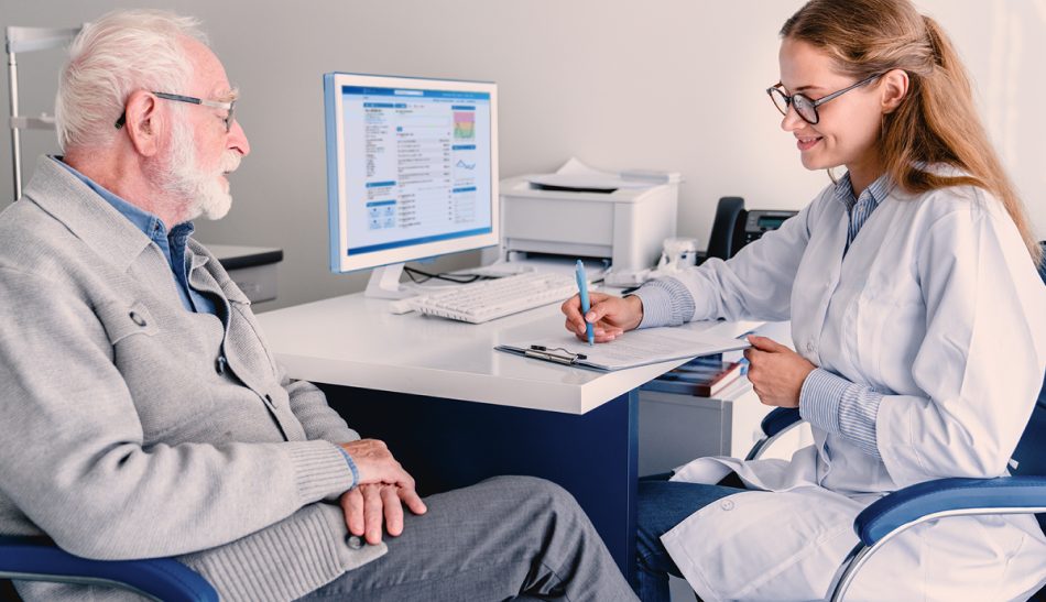 Médecin s'occupant de problème cardiologique de son client