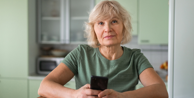 Un patient au téléphone en train de prendre rdv pour une téléconsultation en cardiologie