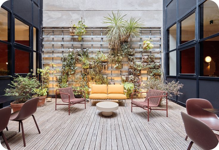 Le patio des bureaux parisiens de Satelia